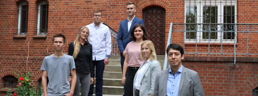 Leonhardt Gohlke (l.u.), Marlen Kausch (l.m.), Tim Lorenz (l.o.), Merle Hinz (r.u.), Pauline Ziemke (r.m.), Max Kaaz (r.o.), Landrat Patrick Puhlmann (front)