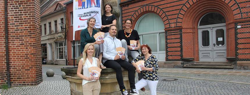 Die Vertreter des Bündnisses für Familien im Landkreis Stendal von links: Johanna Michelis (Örtliches Teilhabemanagement), Elisabeth Seyer (Gleichstellungsbeauftragte), Jakob Wernike (Integrationskoordinator), Maria-Alexandra Jonas (Integrationskoordinatorin, alle Landkreis Stendal), Cordula Albrecht (Jobcenter), Jacqueline Radtke (Gleichstellungsbeauftragte Hansestadt Stendal).