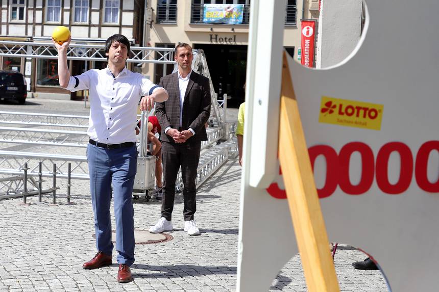 Landrat Patrick Puhlmann (links) und Oberbürgermeister Bastian Sieler haben den Roland-Zielwurf schon einmal ausprobiert.