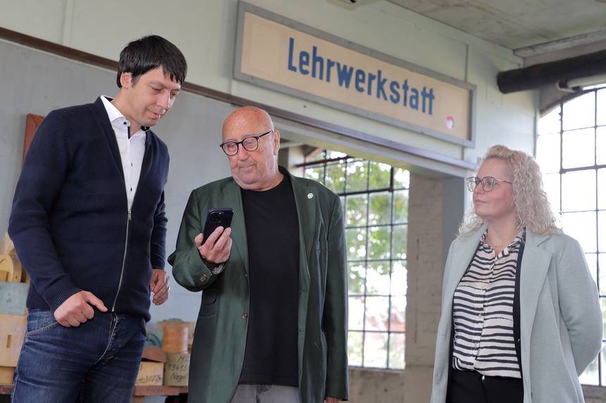 Landrat Patrick Puhlmann (links) und Kathleen Altmann (rechts, stellv. Bürgermeisterin Tangerhütte) lassen sich von Frank Dreihaupt die Geschichte des Flächendenkmals erzählen.