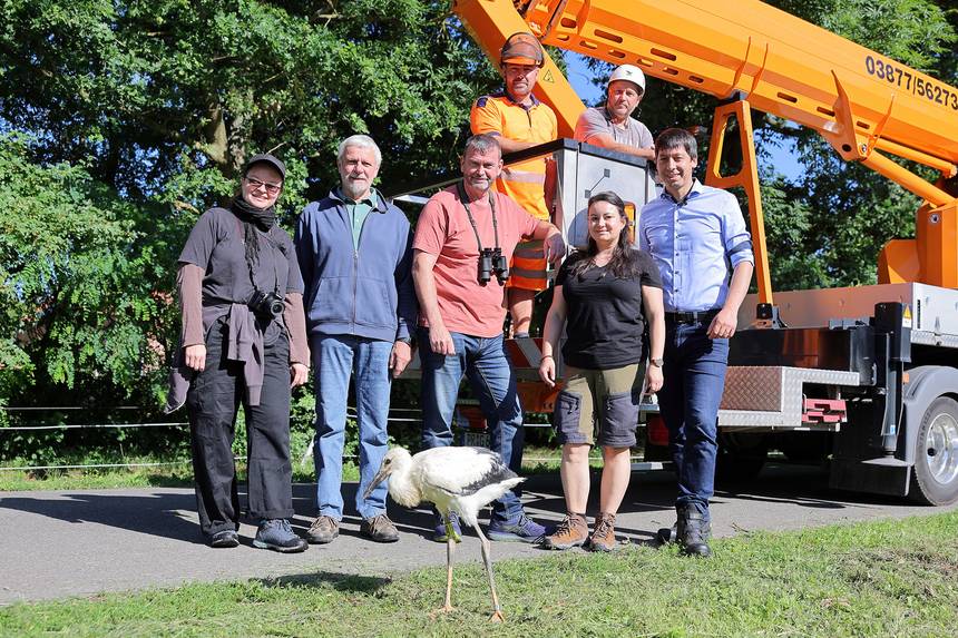 Landrat Patrick Puhlmann und die Ehrenamtler beim Einsatz in Wahrenberg. ©Stefan Rühling sr1 6185