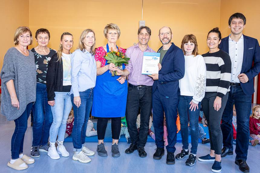 Nicole Pommerenke (von links), Heidrun Taeger, Mandy Friedrich, Beate Achilles, Ines Wrobel, Bernd Mitsch, Heiko Wisny, Bettina Robert, Linda Martin und Patrick Puhlmann freuen sich über das Siegel. ©Stefan Rühling pressefoto