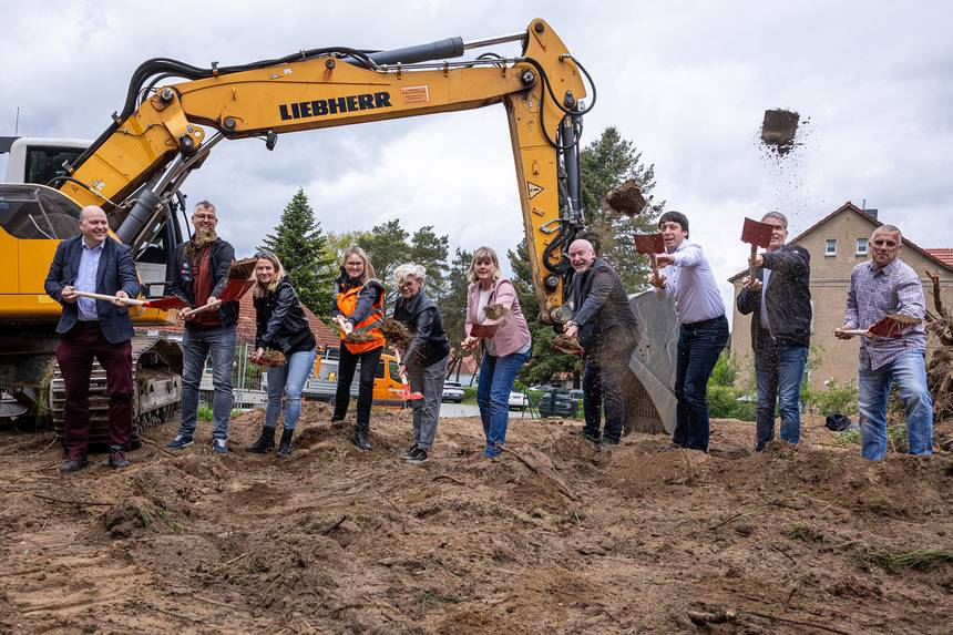Freuen sich auf den Bau der neuen Rettungswache in Klietz: Heie Erchinger (von links), Heiko Rath, Susann Böhm-Bade, Sarah Eckold, Petra Hübner, Steffi Friedebold, Hendrik Galster, Patrick Puhlmann, Jens Meiering und Carsten Braunschweig. ©Stefan Rühling pressefoto