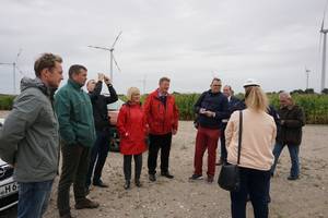 Die litauischen Gäste informieren sich über Windkraft in der Altmark