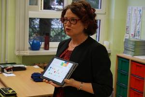Die Schulleiterin demonstriert die Nutzung der neuen Tablets