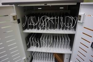 Die Tablets werden in einem mobilen Schrank aufbewahrt, der in jedes Klassenzimmer fahren kann