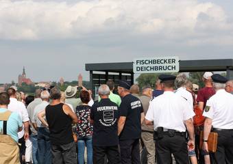 besucher auf dem deich besucher auf dem deich