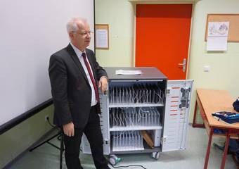 Der Landrat zeigt den Tablet-Schrank
