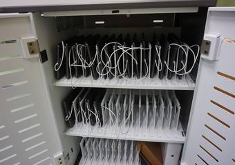 Die Tablets werden in einem mobilen Schrank aufbewahrt, der in jedes Klassenzimmer fahren kann