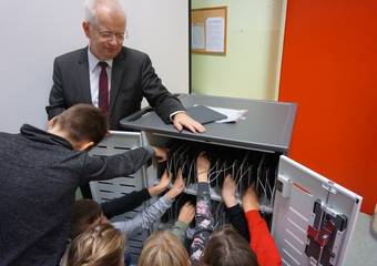 Die Schülerinnen und Schüler stürmen den Computerschrank