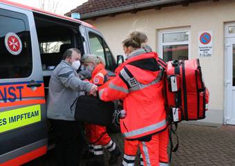 Das Mobile Team packt die Sachen aus &copy; Sabrina Lamcha