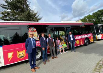 Klaus Dieter Schröter Andreas Brohm Peter Krüger Christoph Preuß Sebastian Stoll vor dem neuen Bus an der Grundschule am Tanger (2) &copy; SL