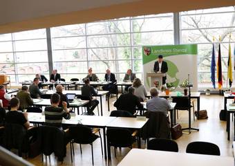Die Antrittsrede hält der neue Landrat kurz da der Kreistag verkürzt stattfand wegen Corona