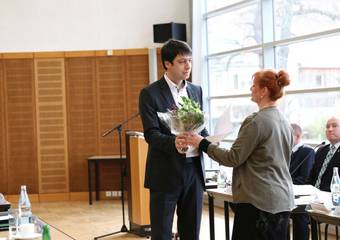 Erste Gratulatin ist die Kreistagsvorsitzende Annegret Schwarz