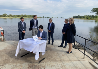 Der Landrat des Landkreises Stendal unterzeichnet den Kooperationsvertrag &copy; Foto: Pressestelle Landkreis Jerichower Land