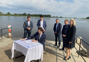 Der Landrat des Landkreises Jerichower Land unterzeichnet den Kooperationsvertrag &copy; Foto: Pressestelle Landkreis Jerichower Land