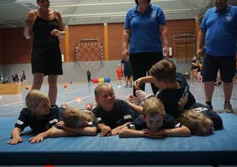 Challenge: über die Teamkameraden rollen &copy; Sinah Wiesner