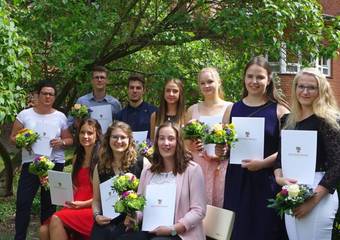 Zeugnisausgabe VerwFachAng LKges Gruppenbild B 2021 07 30 web &copy; Jana Henning