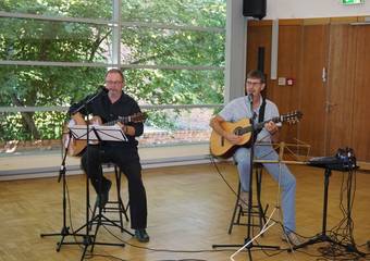 Zeugnisausgabe VerwFachAng Musikerduo 2021 07 30 web &copy; Jana Henning