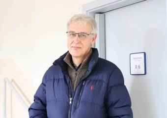 Dr Uwe Saenze Apotheker überwacht alles was mit Impfdosen zu tun hat