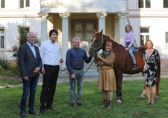 Wirtschaftswissenschaftler Wolf-Dieter Kösling, Landrat Patrick Puhlmann, Pferdewirtschaftsmeister Torsten Roloff, Kreistagsvorsitzende Annegret Schwarz, Amilia und Marlene Brühl (v.l.n.r.) vor dem Gutshaus in Billberge. &copy; Sinah Wiesner