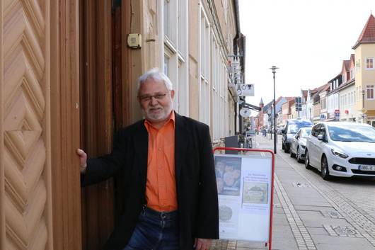 Frank Hoche vor dem Osterburger Kreismuseum