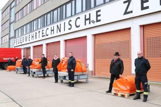Übergabe der Löschwasserbehälter