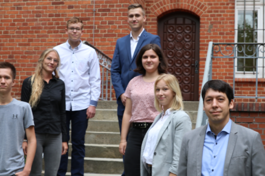 Leonhardt Gohlke (l.u.), Marlen Kausch (l.m.), Tim Lorenz (l.o.), Merle Hinz (r.u.), Pauline Ziemke (r.m.), Max Kaaz (r.o.), Landrat Patrick Puhlmann (front)