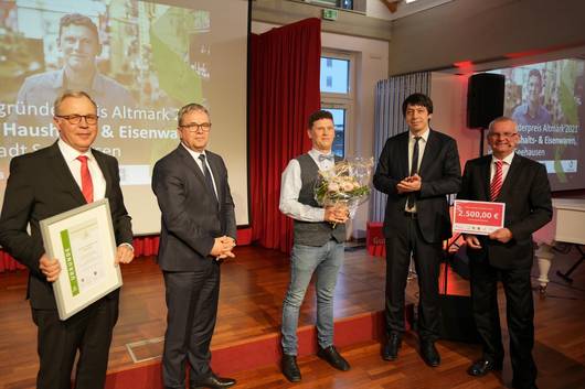 Existenzgründerpreis (v.l.n.r.): Sparkassen-Vorstand Hans-Jürgen Behr, Landrat Michael Ziche, Preisträger Tobias Jabke-Hallmann von BUNESS Haushalts- und Eisenwaren, Landrat Patrick Puhlmann und Sparkassen-Vorstand Jörg Achereiner. © Tom Przibilla Wirtschaftspreis Altmark 2021 Existenzgründerpreis ©Tom Przibilla