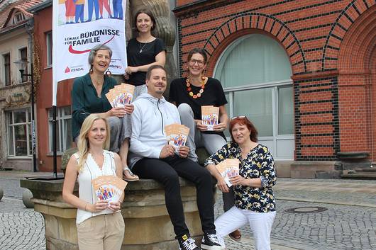Die Vertreter des Bündnisses für Familien im Landkreis Stendal von links: Johanna Michelis (Örtliches Teilhabemanagement), Elisabeth Seyer (Gleichstellungsbeauftragte), Jakob Wernike (Integrationskoordinator), Maria-Alexandra Jonas (Integrationskoordinatorin, alle Landkreis Stendal), Cordula Albrecht (Jobcenter), Jacqueline Radtke (Gleichstellungsbeauftragte Hansestadt Stendal).