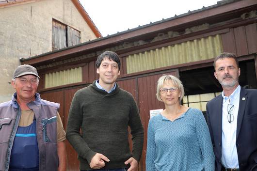 Axel Schuster (von links) mit Landrat Patrick Puhlmann, Frau Kerstin und Rüdiger Kloth, Bürgermeister der Verbandsgemeinde Seehausen, vor der Reihe von Mehlschwalben-Nestern auf seinem Hof.