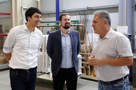 Jens Dähne (von rechts) erklärt Bürgermeister Mathias Bölt und Landrat Patrick Puhlmann seine Produktionsanlagen.