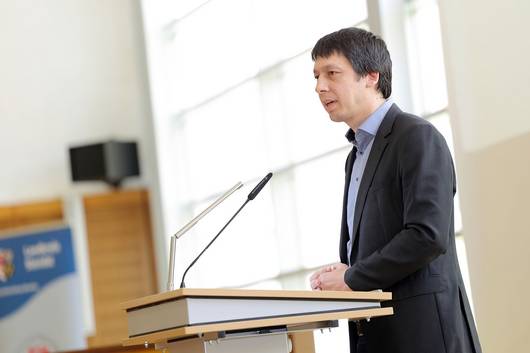 Patrick Puhlmann am Rednerpult im Stendaler Landratsamt. © Stefan Rühling Patrick Puhlmann am Rednerpult im Stendaler Landratsamt.
