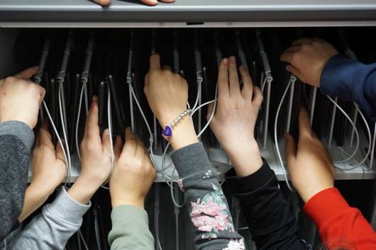 Schüler greifen nach den neuen Tablets