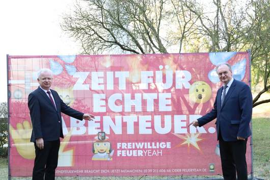 Reiner Haseloff begrüßt Kamagne Freiwillige Feueryeah