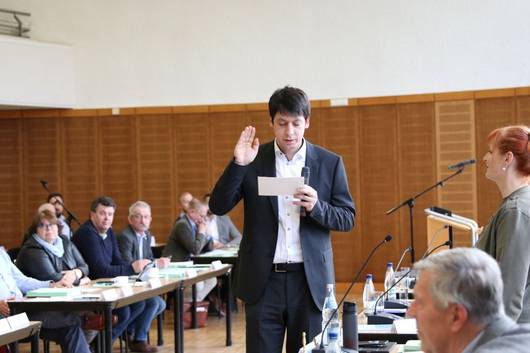 Patrick Puhlmann spricht Amtseid