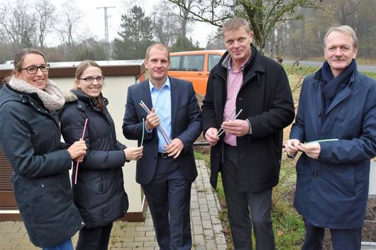 Sebastian Stoll erläutert den Vertretern des BMEL den Breitbandausbau mit Glasfaser. Foto: Björn Gäde