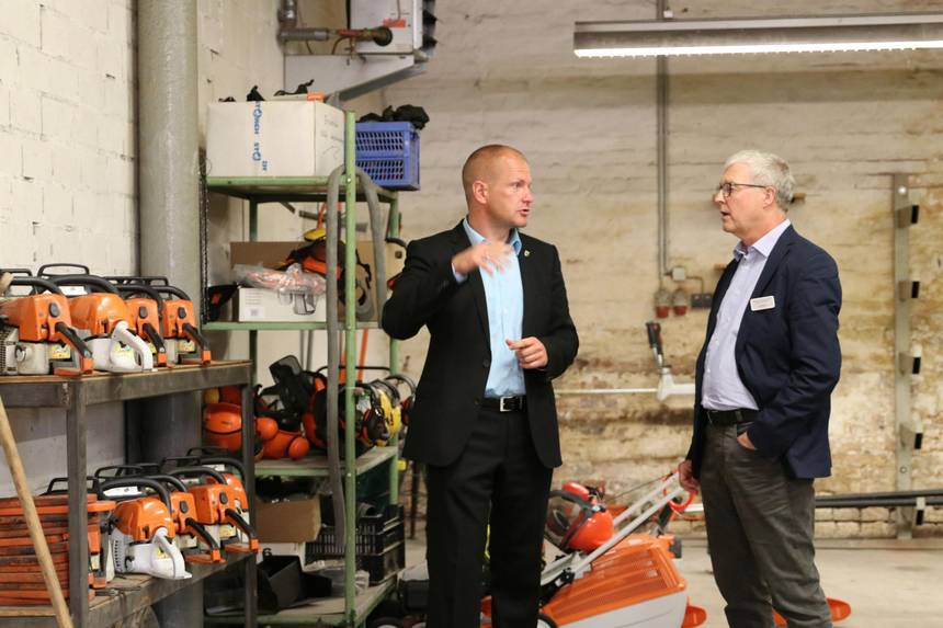 Sebastian Stoll und Ingo Engelmeyer unterhalten sich in der Werkstatt