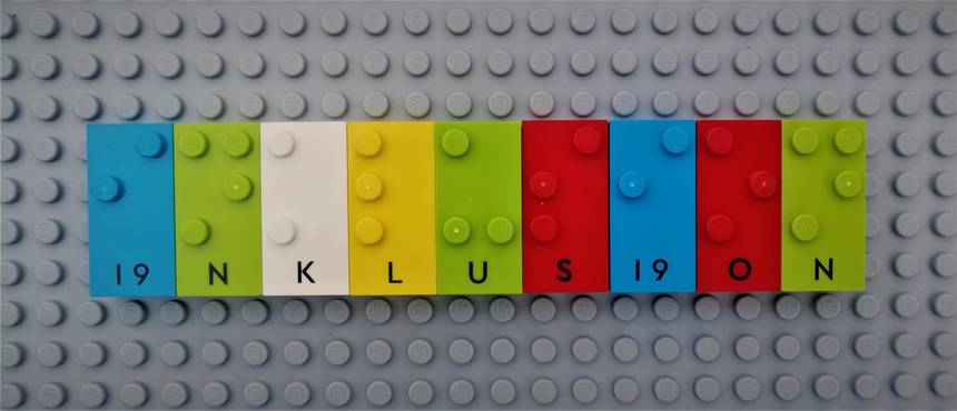 Bunte Legosteine mit Braille-Schrift