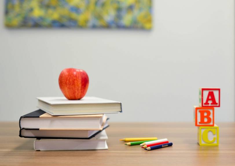 Schulbücher auf einem Tisch mit Apfel ©Unsplash element5 digital OyCl7Y4y0Bk unsplash