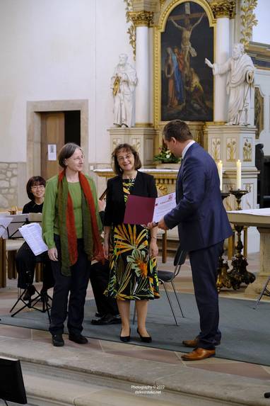 Antje Reichel und Dr. Ulrike Bergmann nahmen den Romanik-Sonderpreis entgegen