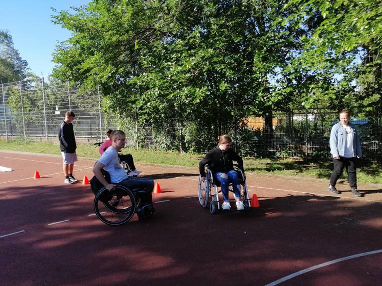 Thomas Rösicke erklärt den Schülern, wie sie sich bestmöglich im Rollstuhl fortbewegen.