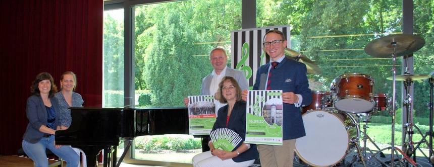 v.l. Jana Maaß, Katja Kleinau, Landrat Steve Kanitz, Dr. Ulrike Bergmann, Dr. Jochen Hofmann