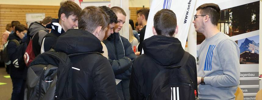 Schüler im Gespräch ©Stefan Rühling