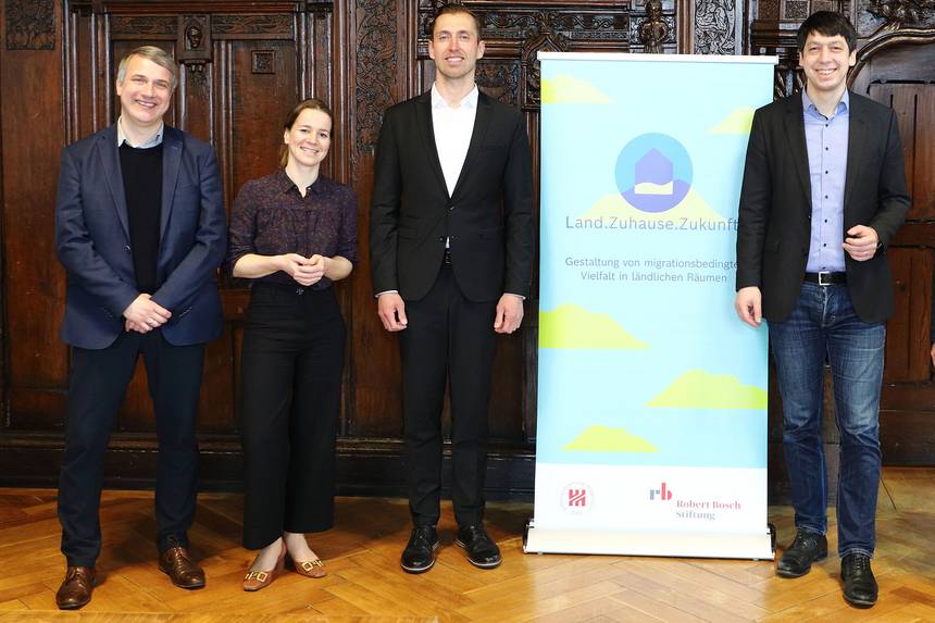 Landrat Patrick Puhlmann (von rechts), Stendals Oberbürgermeister Bastian Sieler, Lisa Veyhl (Robert-Bosch-Stiftung) und Björn Malycha (Ministerium für Arbeit, Soziales, Gesundheit und Gleichstellung des Landes Sachsen-Anhalt) bei der Vorstellung des Programms „Land.Zuhause.Zukunft“ im Stendaler Rathaus.