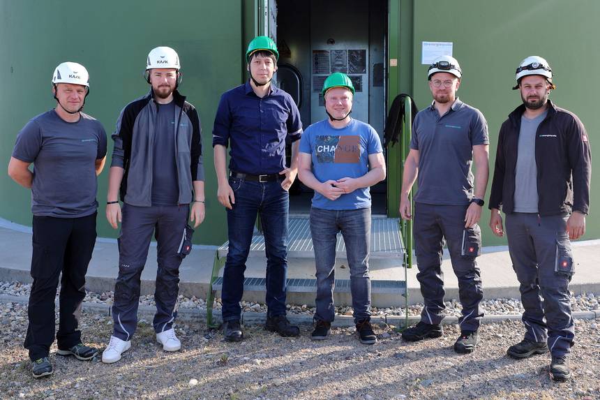 Die Landräte Puhlmann und Kanitz (Mitte) zusammen mit dem Team der Energiequelle GmbH