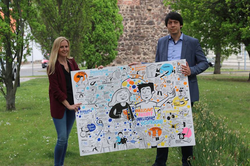 Teilhabe ©Landkreis Stendal Johanna Michelis (links) und Landrat Patrick Puhlmann freuen sich über die Fortsetzung des Örtlichen Teilhabemanagements.