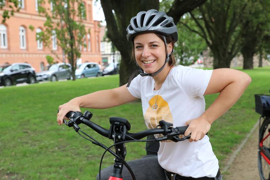 Mitarbeiterin auf E-Bike Testfahrt ©Sabrina Lamcha 230811 e bike test startschuss 14