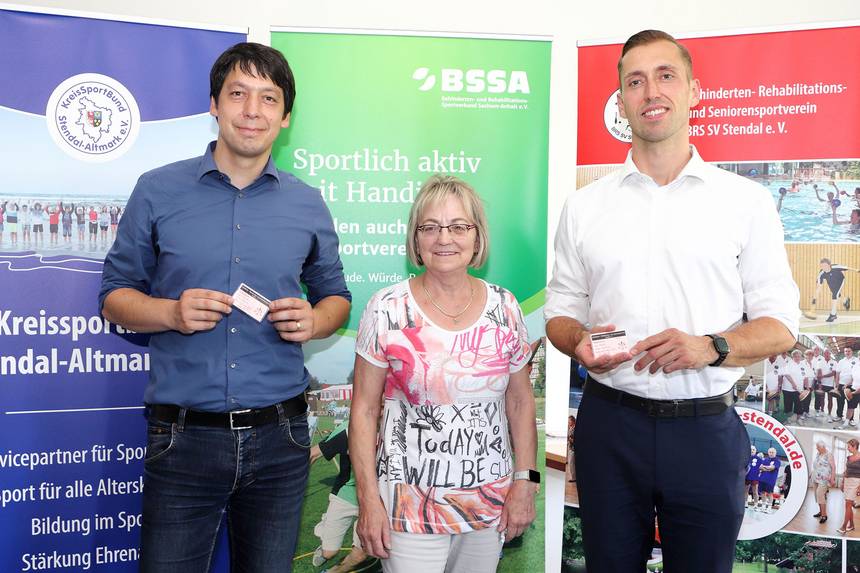 Von Christel Haaker (Mitte) haben Patrick Puhlmann (links) und Bastian Sieler ihre Mitgliedsausweise erhalten.