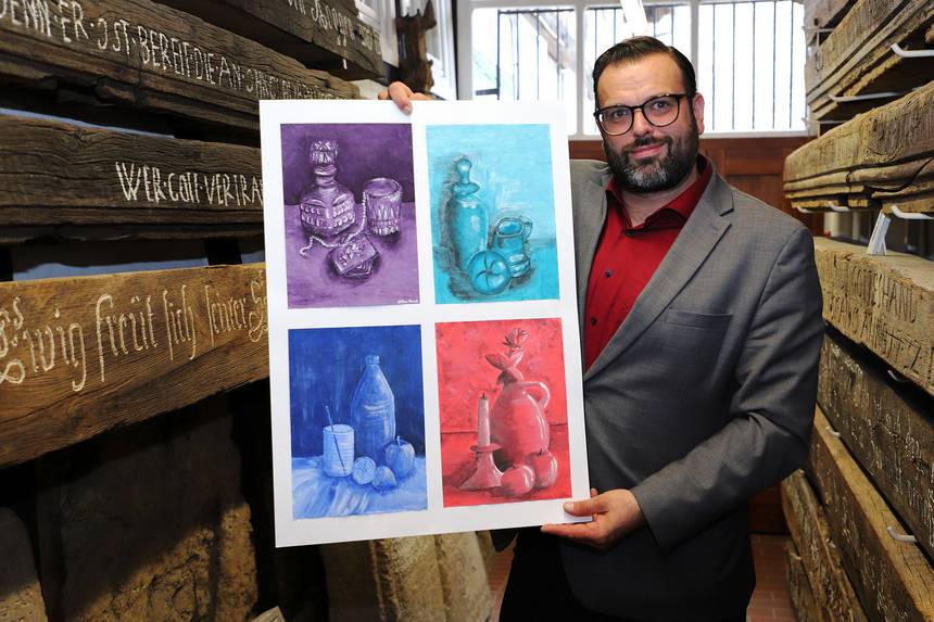 Florian Fischer zeigt vier seiner vielen Lieblingswerke: Monochrome Stillleben von Schülern der Klassenstufe 10, angefertigt im Kunstunterricht. ©Stefan Rühling